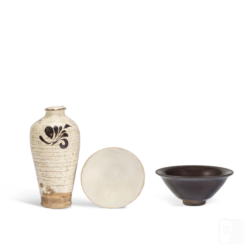 宋及更晚 定窯蓮紋盌、磁州窯梅瓶及建窯柿釉茶盞 | A DINGYAO 'LOTUS' BOWL, A CIZHOU VASE AND A JIANYAO BROWN-GLAZED BOWL - 图3